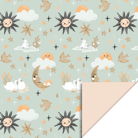 Mintgroen cadeaupapier met illustraties van lachende zonnetjes, maantjes met gezichtjes, sterren, wolkjes, vogels, zwanen en konijntjes.