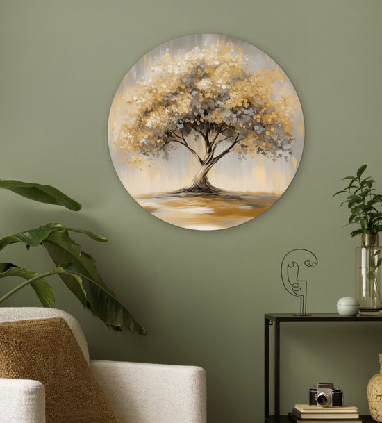 Ronde muurcirkel met een schilderij van een gedetailleerde boom met gouden en grijze bladeren op een lichte achtergrond.