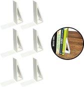 Een set van negen witte, driehoekige boekensteunen, waarvan zes los staan en drie met boeken.