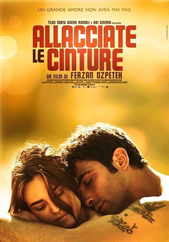 Een filmaffiche met een stel dat elkaar innig omhelst, met tekst "ALLACCIATE LE CINTURE" in grote letters erboven.