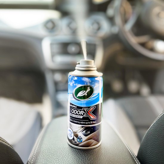 Turtle Wax Odor-X blikje op de middenconsole van een auto.