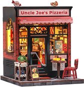 Gedetailleerd model van 'Uncle Joe's Pizzeria' met bakstenen façade, rode luifel en verlichting.