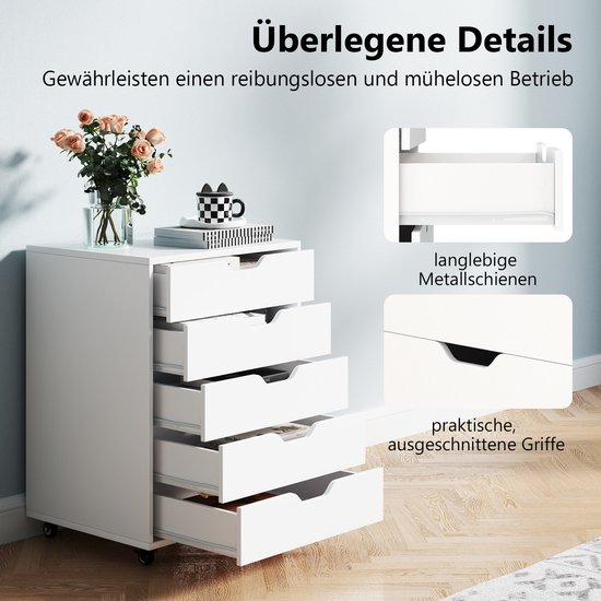 Witte ladekast met vijf open laden, close-up van metalen rails en handgrepen, met rozen en boeken.