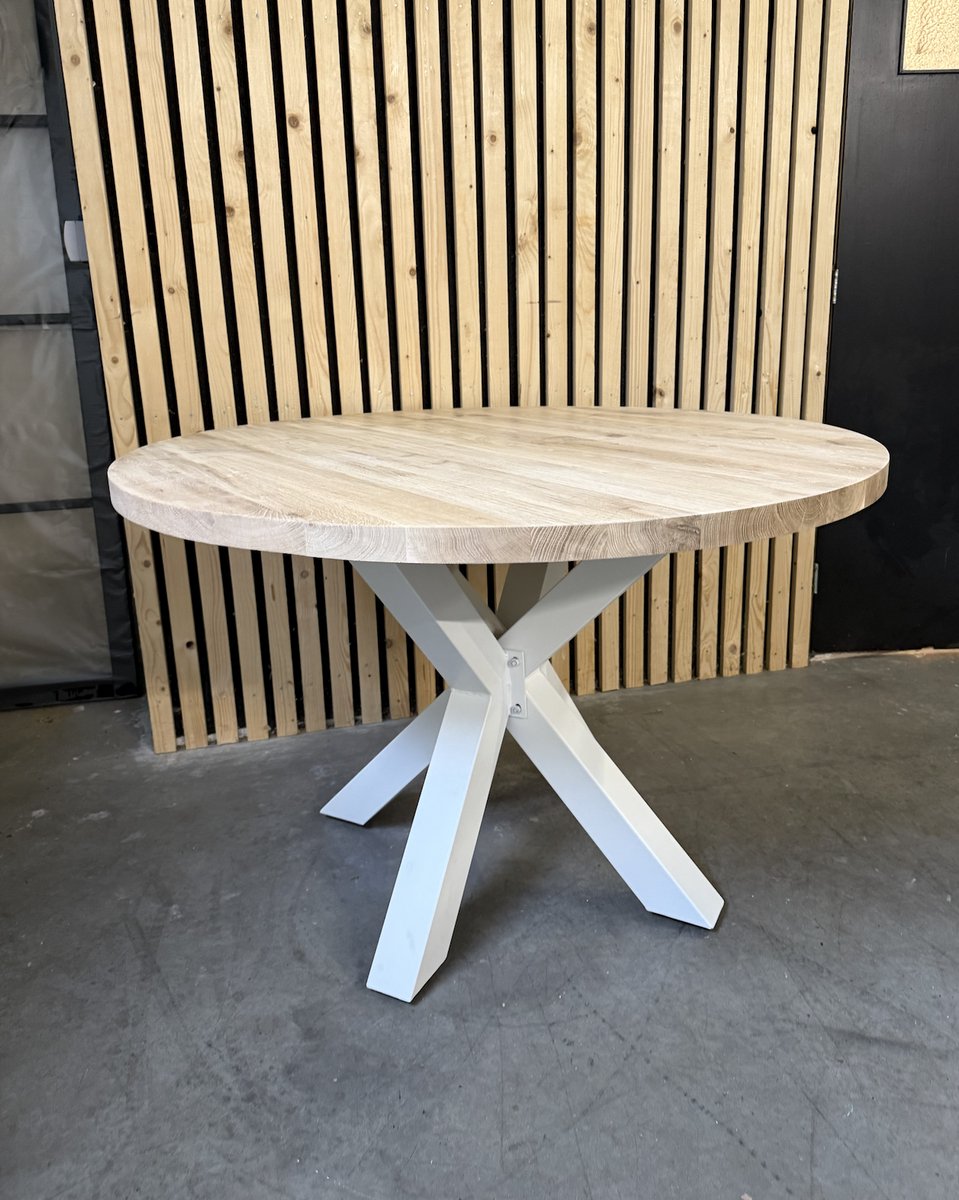 Blackwood - Ronde Eettafel - Puur Massief Eiken - Behandeld - 140 centimeter - Stalen Matrix Poot Wit