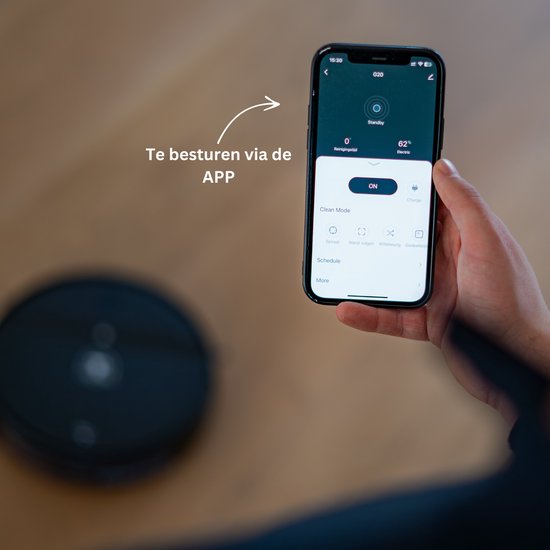 Hand die een smartphone vasthoudt met de app van de robotstofzuiger, met tekst "Te besturen via de APP".