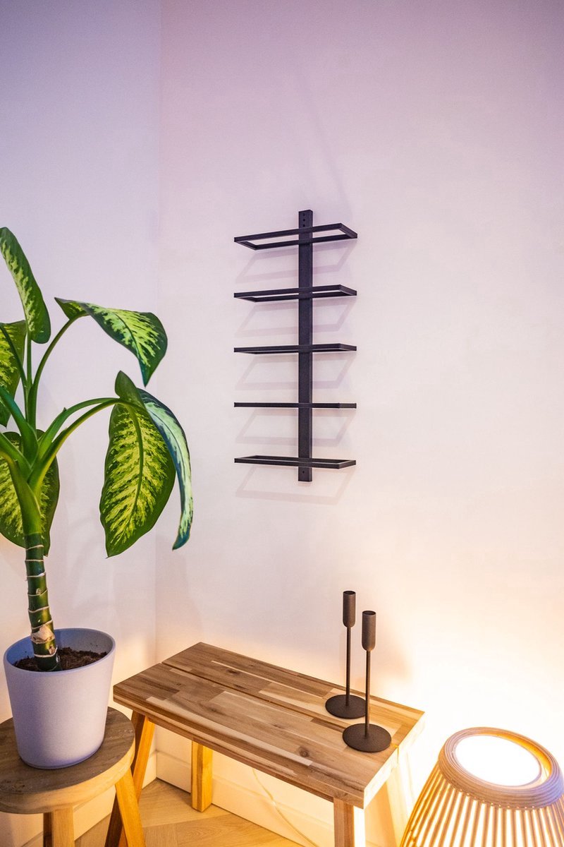 SINIA Living® - Wijnrek - 5 flessen - Wijnrek muur - Mat zwart - Metaal - Wijnrekken - Modern - Hangend wijnrek - Muur monteren - Industrieel - Wijnliefhebber - Wijnrek hangend - Wand - Vino - Wijnaccessoires - Aan de muur - wijnfleshouder — cadeau in Wonen & Interieur - foto 6