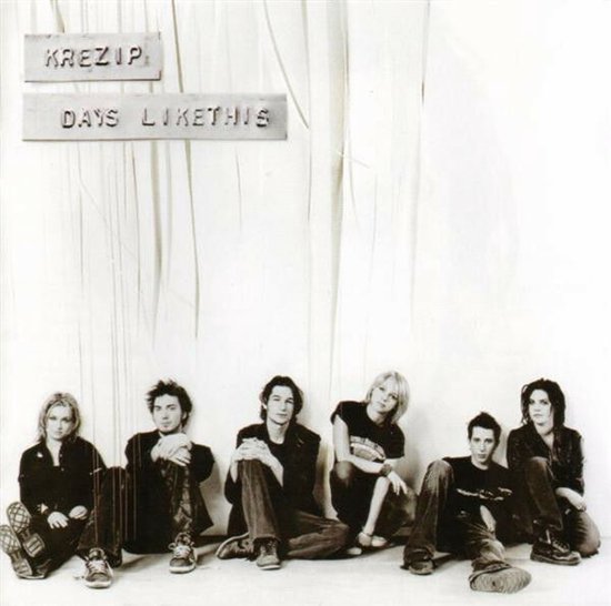 Krezip Days Like This albumhoes met zes bandleden zittend voor een witte gestreepte achtergrond. Krezip, Days Like This.