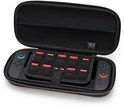 Zwarte Nintendo Switch hoes, geopend, met Switch console en vakken voor spelcartridges.
