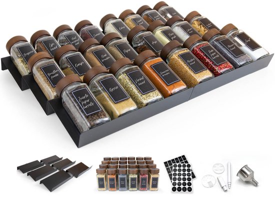 Ensemble de 24 pots à épices en verre avec couvercles marron, organisés sur des plateaux noirs extensibles. Également des plateaux séparés et accessoires.