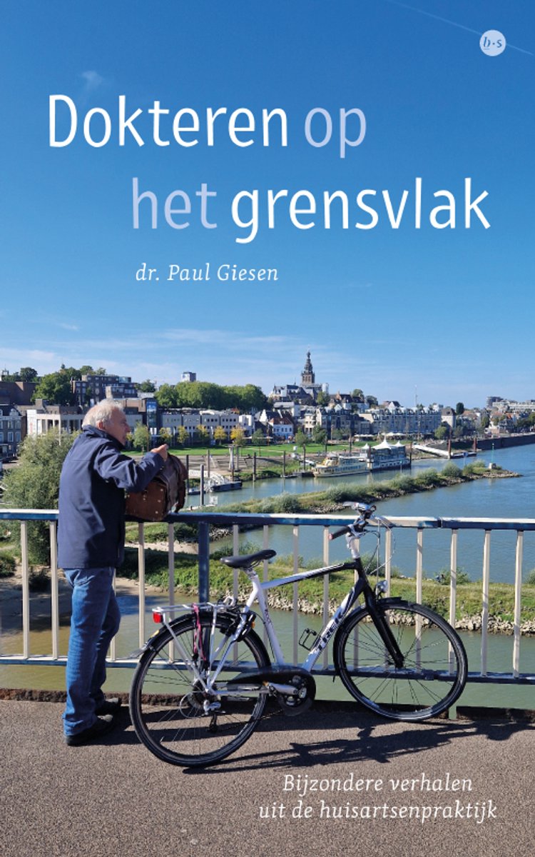 Boekomslag met titel 'Dokteren op het grensvlak'. Man met tas en fiets op brug. Stad en rivier op achtergrond.