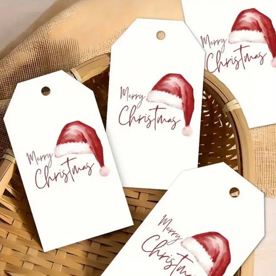 Meerdere witte kerstlabels met rode kerstmuts en tekst 'Merry Christmas' in een rieten mand.