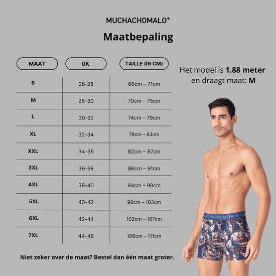 Man met donker haar en baard, gekleed in een Muchachomalo boxer met een blauw-grijze print van een zeeslag met schepen en zeemeerminnen. Maattabel ernaast.