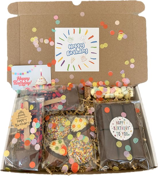 Verjaardagscadeaubox met chocolade, cupcakes met sprinkles, marshmallows en 'Happy Birthday' kaarten.