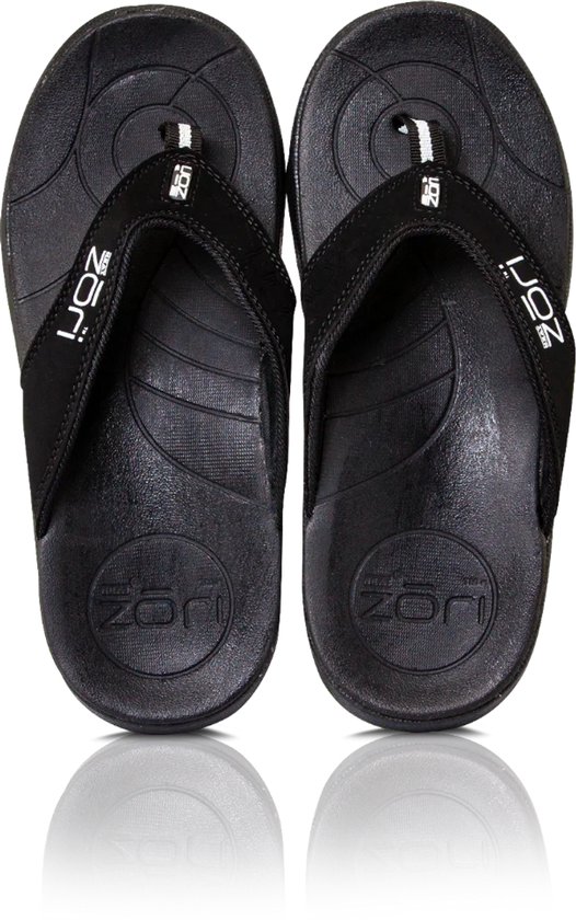 Zwarte Zori slippers met banden met het Zori logo, op zwarte achtergrond.