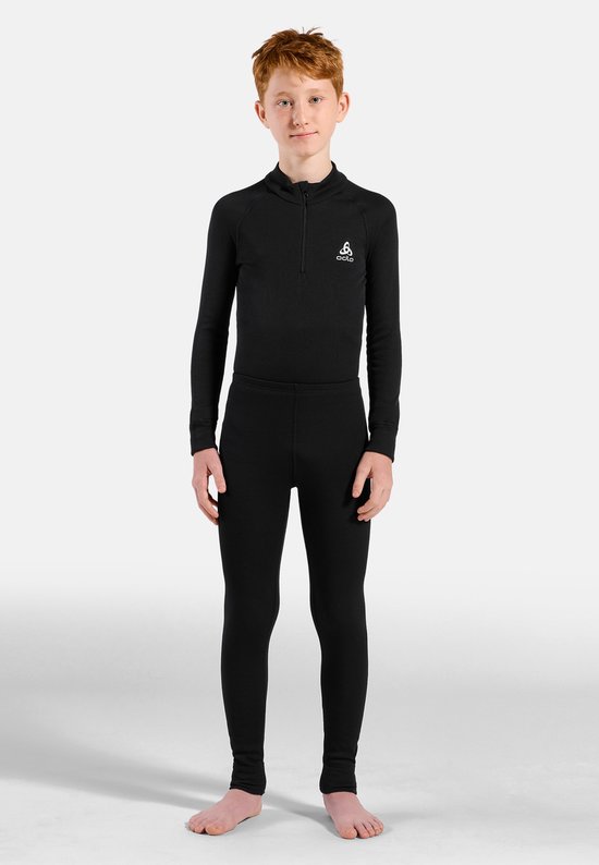 Jongen met rode haren draagt een zwarte Odlo thermobroek en top.