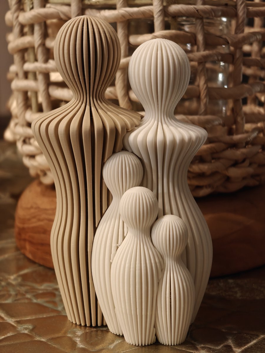Modern Familie Beeldje – 14,5 cm – Abstract Design – Hout en Witte Kleuren – Gezinsbeeld met 3 Kinderen – Decoratief Beeld voor Woonkamer of Kantoor