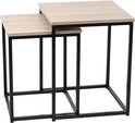 Deux tables d'appoint carrées avec plateau en bois brun clair et cadre en métal noir, placées côte à côte.