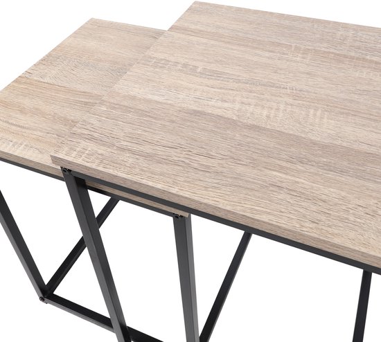 Gros plan du plateau en bois brun clair et du cadre en métal noir de deux tables d'appoint gigognes.