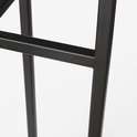 Détail de la construction métallique noire d'un support de plante.