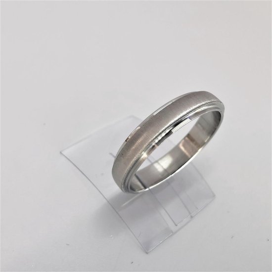 Schitterend dames smalle RVS maat 16 zilverkleurig ring midden met parelmoer. Parelmoer maakt deze ring fijne en chique voor elke vingers.