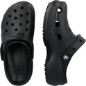 Paar zwarte Crocs Classic Platform Clogs, bovenaanzicht en zijaanzicht, met plateauzool.