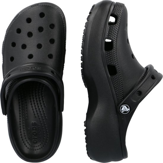 Paar zwarte Crocs Classic Platform Clogs, bovenaanzicht en zijaanzicht, met plateauzool.
