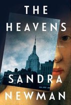 Couverture du livre intitulée 'The Heavens' et le nom de l'auteur Sandra Newman. Un bâtiment et une partie d'un visage sont visibles.