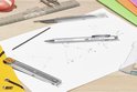 Zilverkleurig BIC Criterium vulpotlood met 2mm HB mine op een schets van driehoeken.