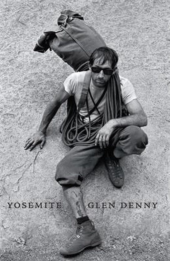 Glen Denny est assis sur une paroi rocheuse à Yosemite, portant un sac à dos et des cordes.