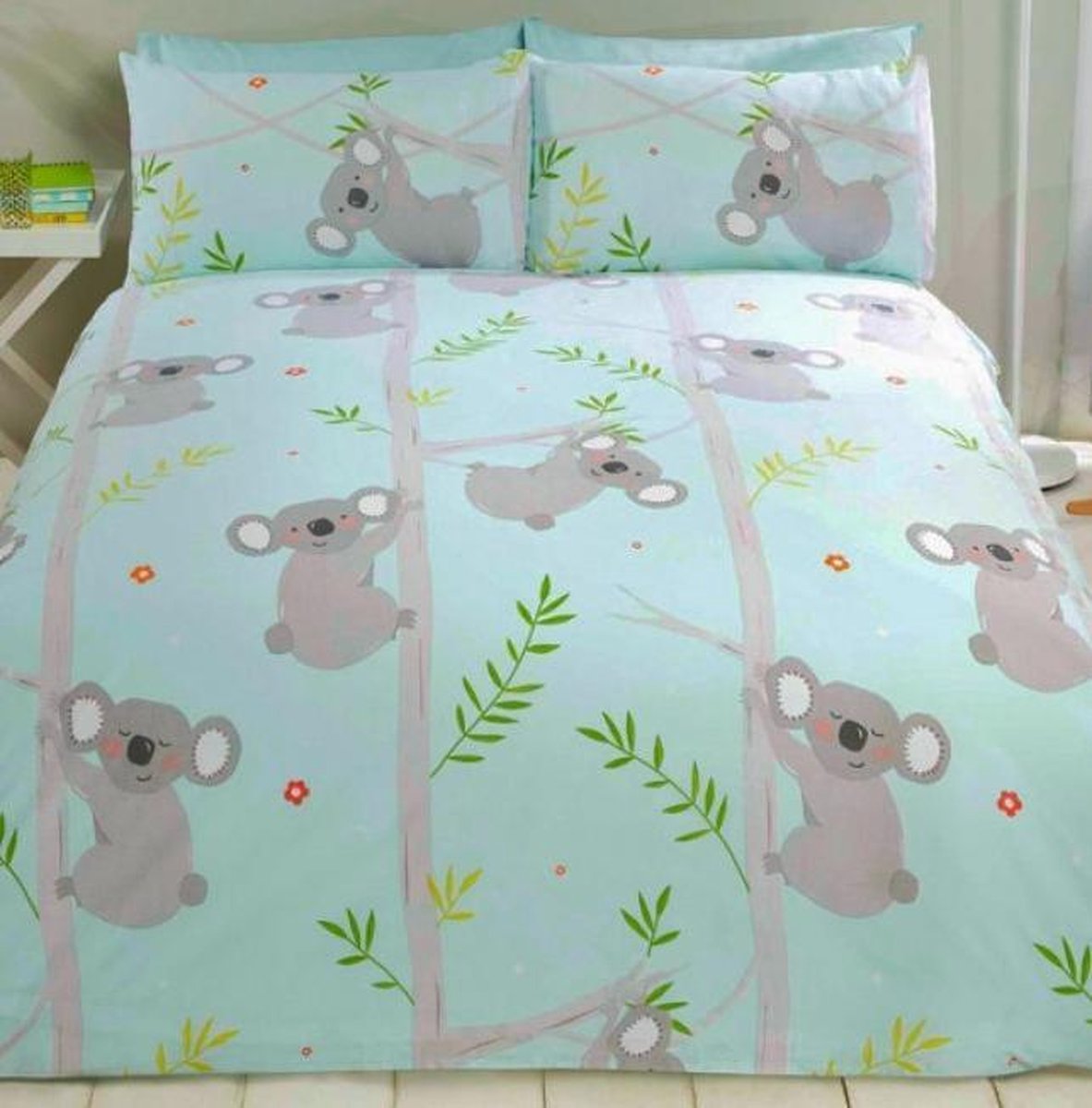 1-persoons kinder dekbedovertrek lichtblauw / pastel blauw met schattige koalabeertjes / koala (koala's) tussen bladeren en bomen in de natuur eenpersoons 140 x 200 cm (lief dieren beddengoed kinderkamer jongens en meisjes)