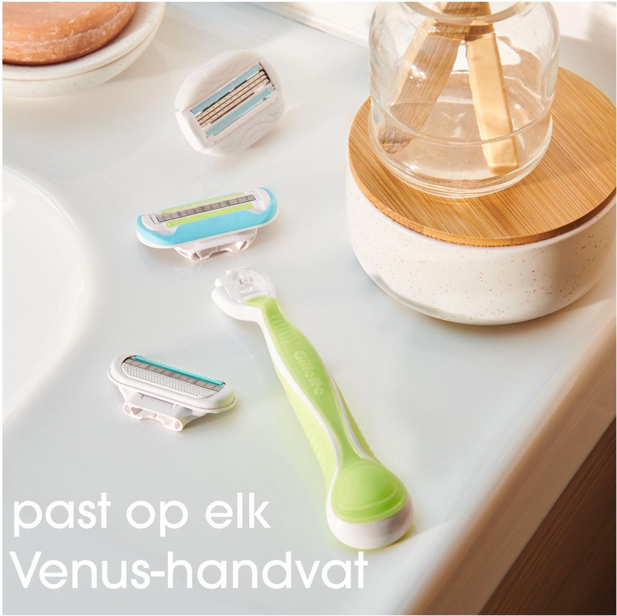 Verpakking met 4 Gillette Venus Extra Smooth navulmesjes, blauw en groen.