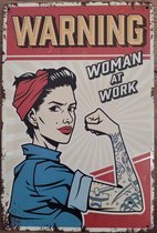 Warning Woman at work Reclamebord van metaal METALEN-WANDBORD - MUURPLAAT - VINTAGE - RETRO - HORECA- BORD-WANDDECORATIE -TEKSTBORD - DECORATIEBORD - RECLAMEPLAAT - WANDPLAAT - NOS