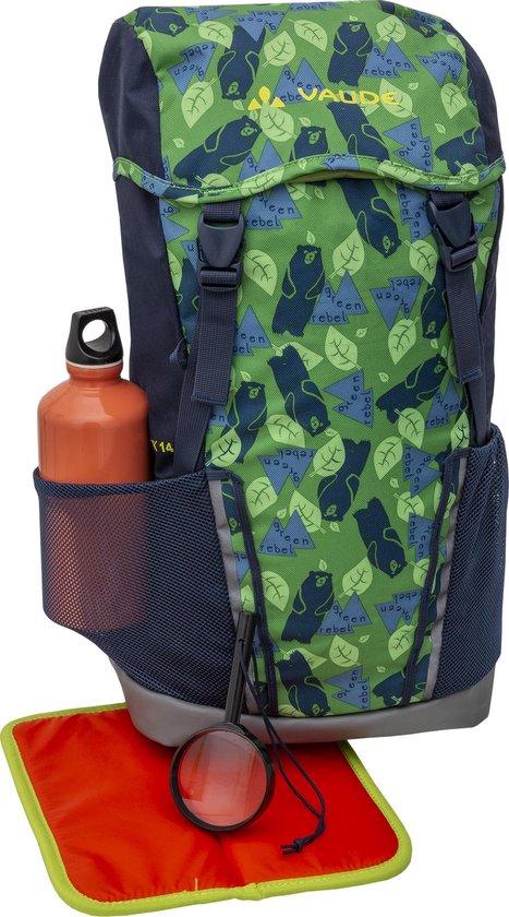 Groene rugzak met beren- en bladprint, oranje waterfles en oranje-groen zeiltje.