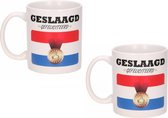 2x stuks drink/koffie mokken gefeliciteerd geslaagd 300 ml - Cadeau feestartikelen