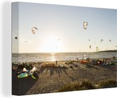 Canvas Schilderij Kitesurfers op het strand - 60x40 cm - Wanddecoratie