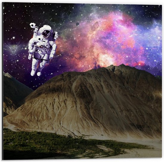 Dibond - Astronaut boven Rotsen met Galaxy Lucht - 50x50cm Foto op Aluminium (Wanddecoratie van metaal)