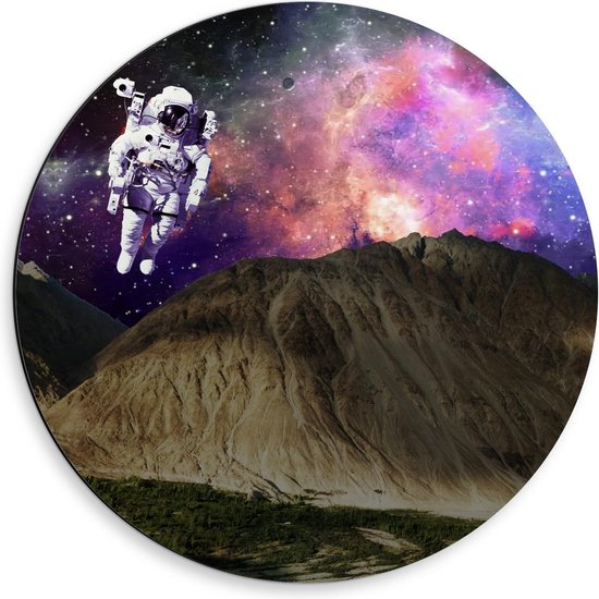 Dibond Wandcirkel - Astronaut boven Rotsen met Galaxy Lucht - 50x50cm Foto op Aluminium Wandcirkel (met ophangsysteem)