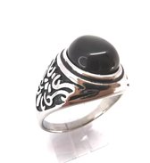 Edelstaal ovale zegelring met Onyx edelsteen maat 21. Mooie bewerkt zijkant zwart met stoer motief coating bieden de geweldige touch sensatie en stoer en charmant uit, deze ring is prachtig als cadeau of zelf te verwennen.