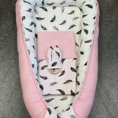 babynestje licht roze gekleurde veertjes compleet met band, deken en bijtring