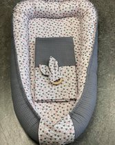 babynestje antraciet grijs hartjes compleet met band, deken en bijtring