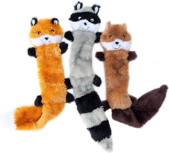 Drie pluche knuffels van bosdieren: oranje vos, grijze wasbeer, bruine vos. Allemaal met lange staarten.