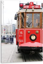 Dibond - Rode Tram in de Stad - 80x120cm Foto op Aluminium (Wanddecoratie van metaal)