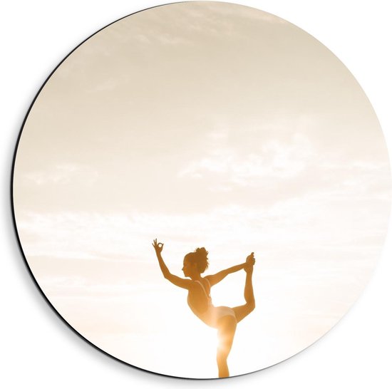 Dibond Wandcirkel - Vrouw in Yoga Positie bij Ondergaande Zon - 40x40cm Foto op Aluminium Wandcirkel (met ophangsysteem)