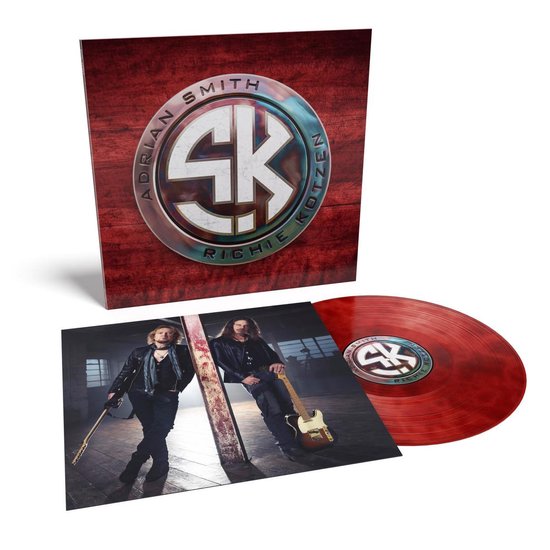 Albumhoes en rode vinylplaat met logo 'SK'. Twee mannen met gitaren voor een rood, verweerd decor.