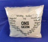 Sierkussen - Met Vulling Ons Gezin - Wit - 45 Cm X 45 Cm