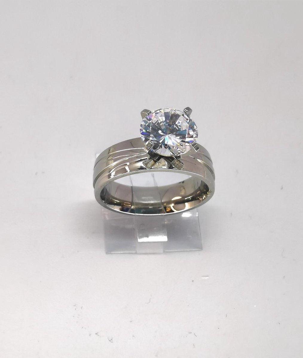 Deze prachtige ring van edelstaal met fonkelend kwaliteit zirkonia van Ø 8 mm het steen is op 4 pootjes gezet en het ring zelf is met vele streep bewerkt, in maat 18