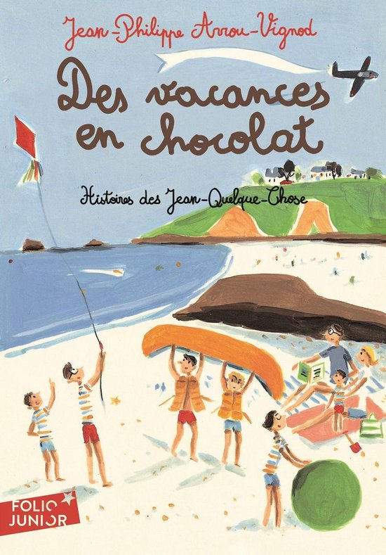 Boekcover met de titel 'Des vacances en chocolat'. Een strandscène met spelende kinderen, een vlieger en een oranje kajak.
