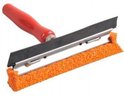 Raamtrekker met oranje spons, zwarte wisser en rood houten handvat, van de zijkant.