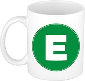 Mok / beker met de letter E groene bedrukking voor het maken van een naam / woord of team