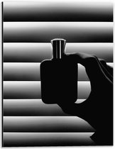 Dibond - Zwart/Wit Parfumflesje Die Iemand Vasthoudt - 30x40cm Foto op Aluminium (Met Ophangsysteem)